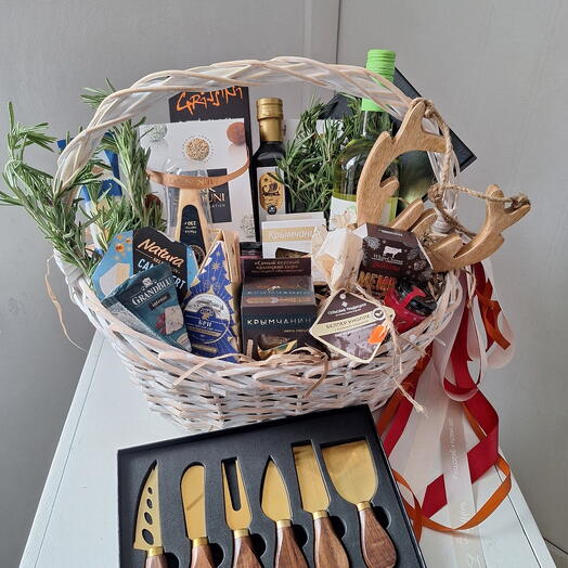 Большая сырная корзина с ножами для сыра. Вино, конфеты, масло, мед, гриссини, шоколад и сыр