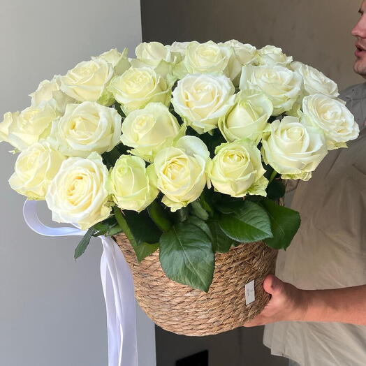 Корзина с белыми розами