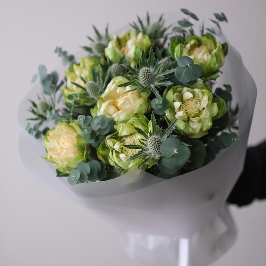 Букет с пионовидными розами Вегги и эрингиумом