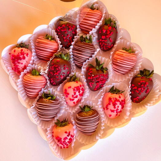 Клубника в шоколаде 16-20 ягод Milk Raspberry
