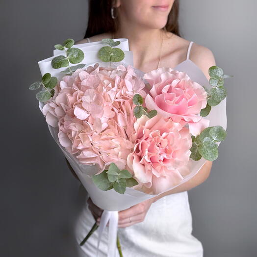 Нежный букет розовые французские розы, розовая гортензия и эвкалипт