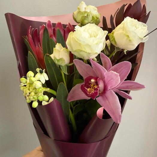 Букет «Экзотический» с протеей, орнитогалумом, орхидеей, леукодендроном и кустовой розой