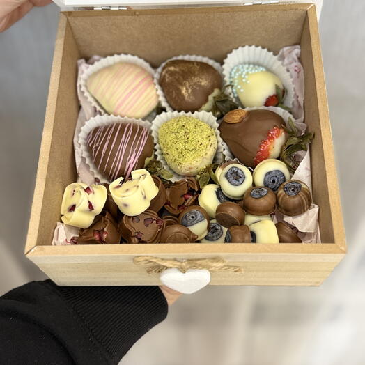 Клубника в шоколаде с голубикой и шоколадными конфетами. Деревянная коробка