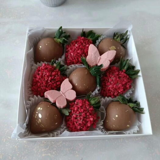 Клубника в шоколаде 9шт с бабочками