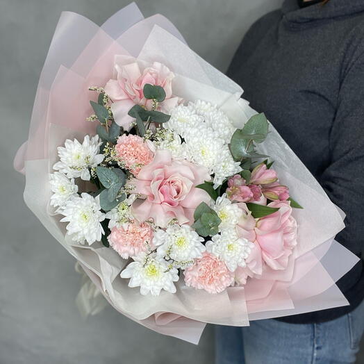 Букет с розами Пинк Мондиаль, хризантемой, эвкалиптом и диантусами