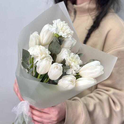 Букет с белыми тюльпанами, диантусами и эвкалиптом