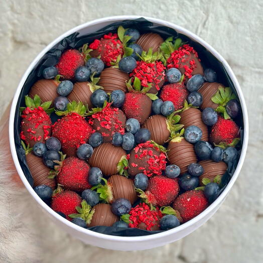 Клубника в молочном шоколаде с голубикой «Summer day»