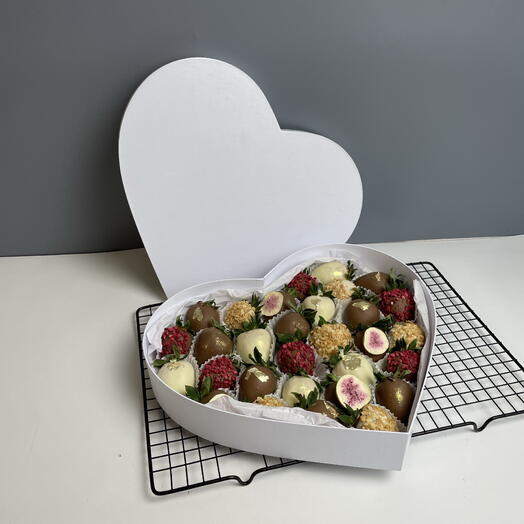 Клубника в шоколаде в коробке сердце 30-35 ягод