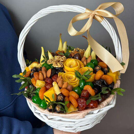 Корзина с сухофруктами и орехами