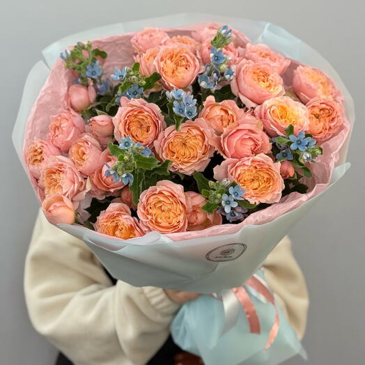 Букет с пионовидной розой и незабудкой