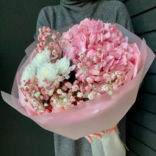 Букет из розовой гортензии гипсофил и хризантемы