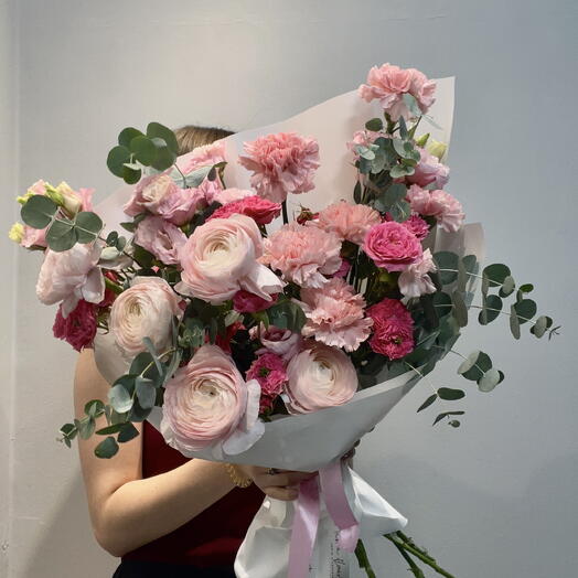 Розовые ранункулюсы, розы и Эустома