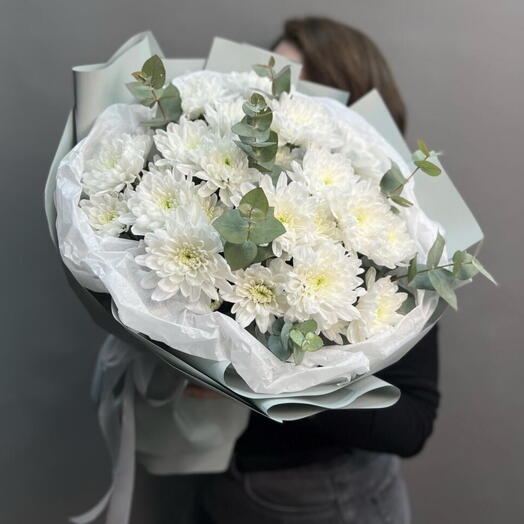 Белые хризантемы с эвколиптом для неё