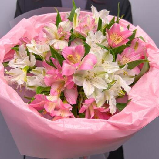 Нежный букет из альстромерий 💐