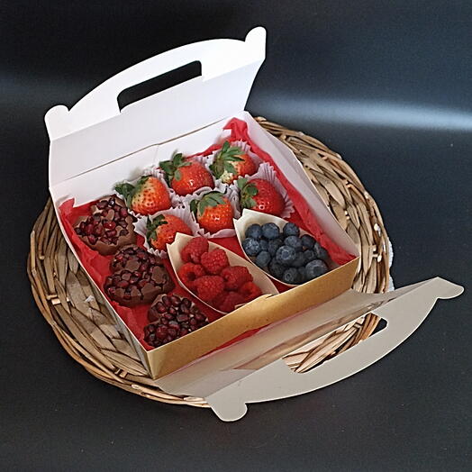 Набор из ягод и фруктов Романтика