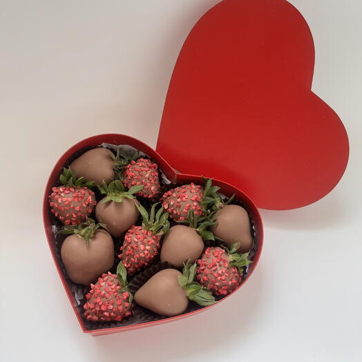 Клубника в бельгийском шоколаде в коробке сердце