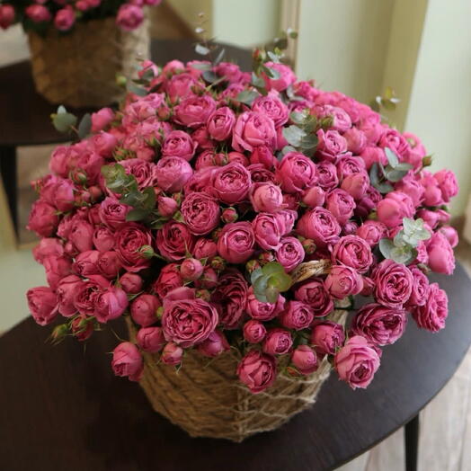 Кустовые розы в корзинке 🩷