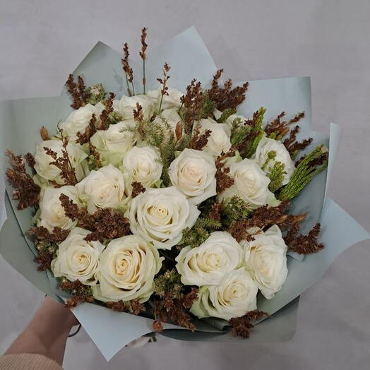 Букет из белых роз с Экзотикой