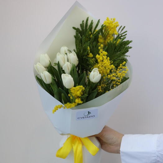 Белые тюльпаны с мимозой