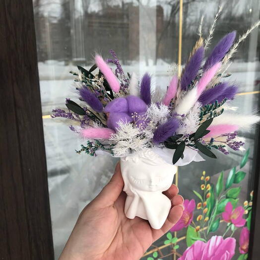 Ваза-девочка с сухоцветами