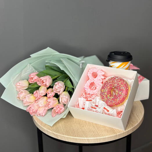 Сладкий набор с нежными тюльпанами