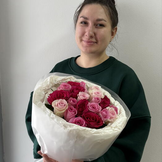 Моно букет из 21 розовой розы микс