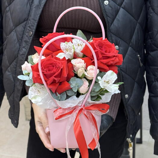 Композиция с алыми розами