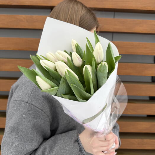 11 белых тюльпанов