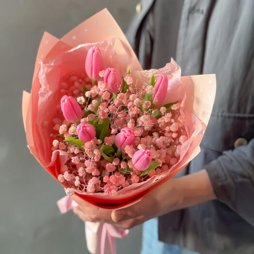 Весенний букет из ярких розовых классических тюльпанов  7 шт и гипсофилой