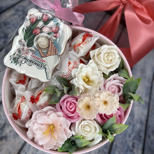 Подарок девушке с мыльными цветами, конфетами рафаелло и пряником