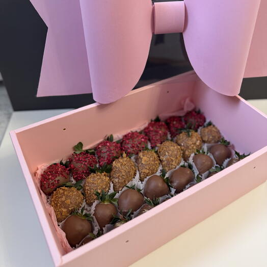 Коробка с Бантом Розовая с клубникой в шоколаде