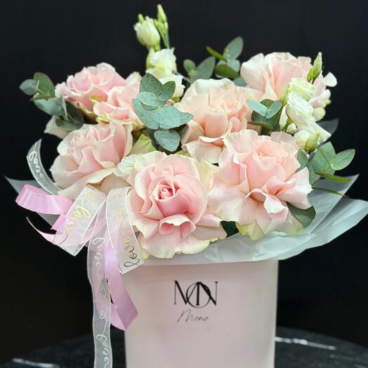 Нежная композиция с розами и эустомой 🌸