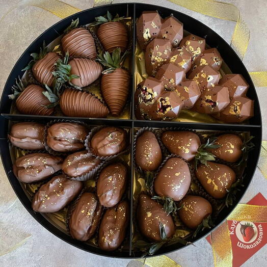 Клубника в шоколаде премиум бокс гранат, финики, клубника