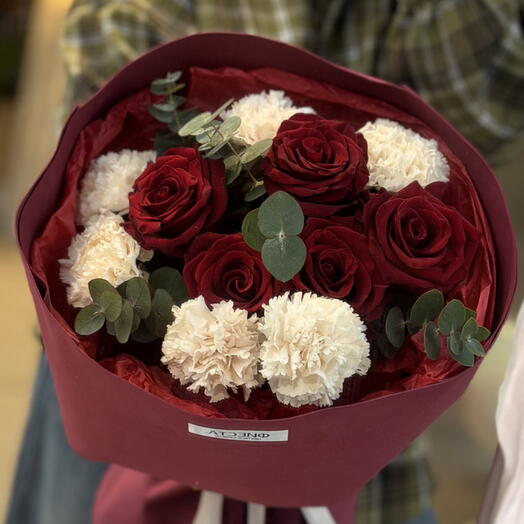 Букет из красных роз и кремовых диантусов
🌹подарок любимой жене, девушке, маме, на день рождения, годовщину