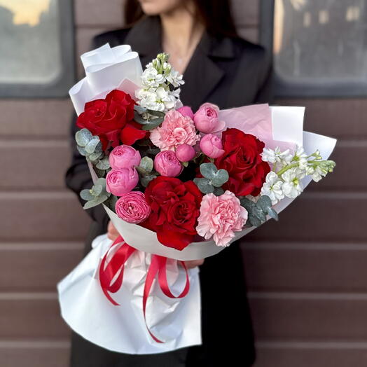 Букет «Париж» французских роз| маттиол и пионовидных кустовых роз