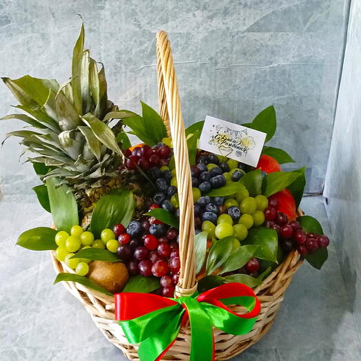 Корзина с ассорти фруктами, виноградом и ананасом