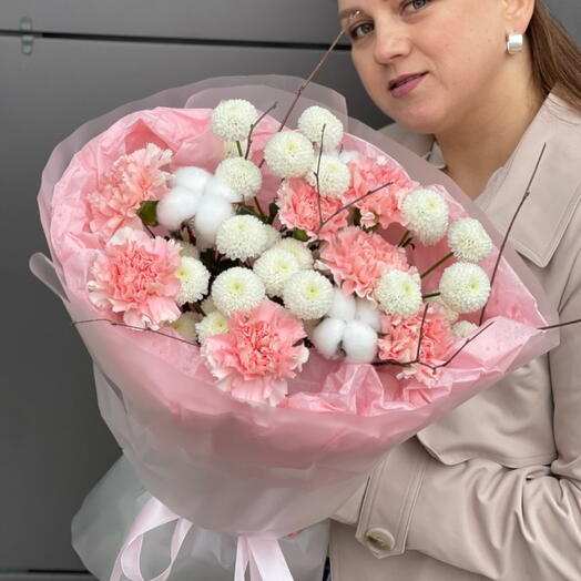 Букет из стойких гвоздик  и хризантем с веточками