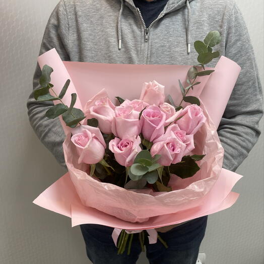 Букет из розовых роз с эвкалиптом (11шт)