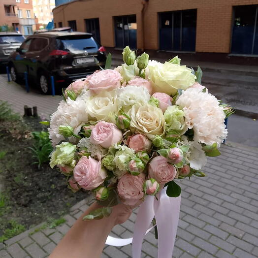 Букет цветов роза Эквадор, эустома, писташ, гвоздика для невесты и бутоньерка в подарок