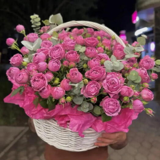 Большая корзина кустовых пионовидных роз