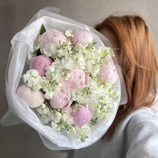 Букет с нежными пионами и маттиолой 🌸