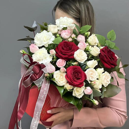 Цветы в коробке из красных роз и кустовых роз