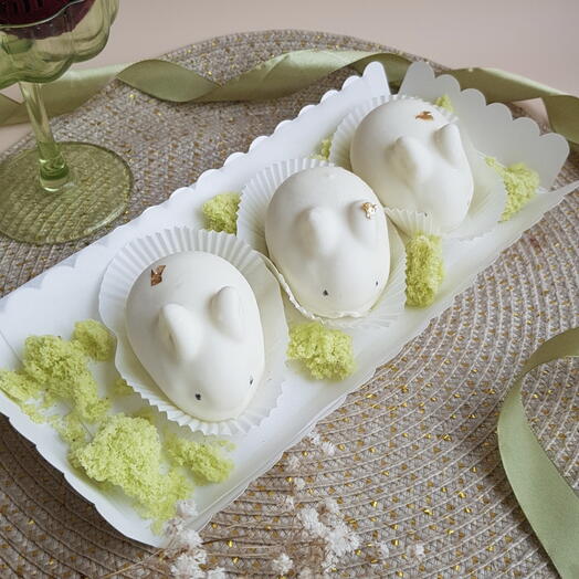Муссовые пирожные Кролики с клубничной начинкой
