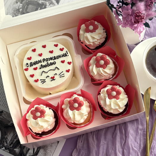 A gift for a loved one or a loved one for a birthday: strawberry bento cake and chocolate cupcakes with caramel