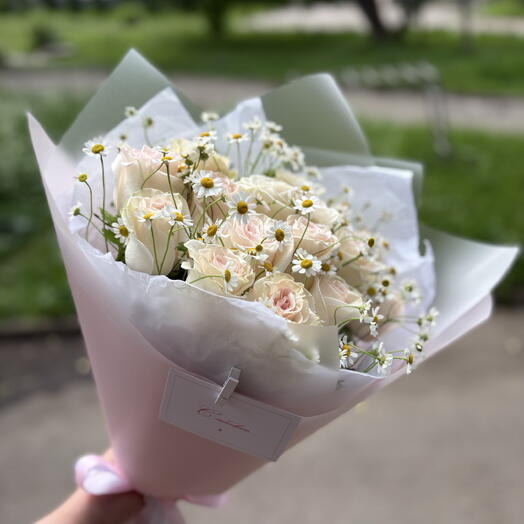 Букет роз и ромашек