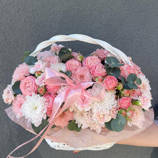 Нежная корзина с кустовой розой, хризантемой и диантусом🌸