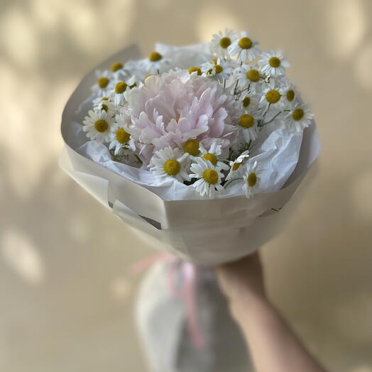 Нежный мини букетик с пионом и ромашкой