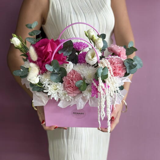 Композиция в большой сумочке в розовых оттенках с сухоцветами