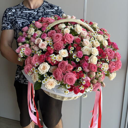 Корзина кустовых роз с ромашкой