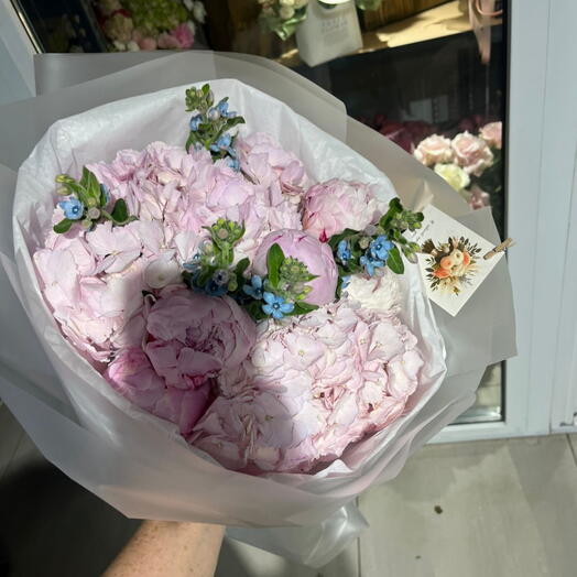 Букет с пионами и гортензией